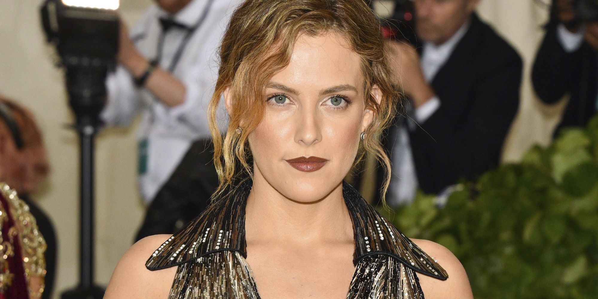 Riley Keough Wears Natural Makeup Brand Alima Pure At The Met Gala