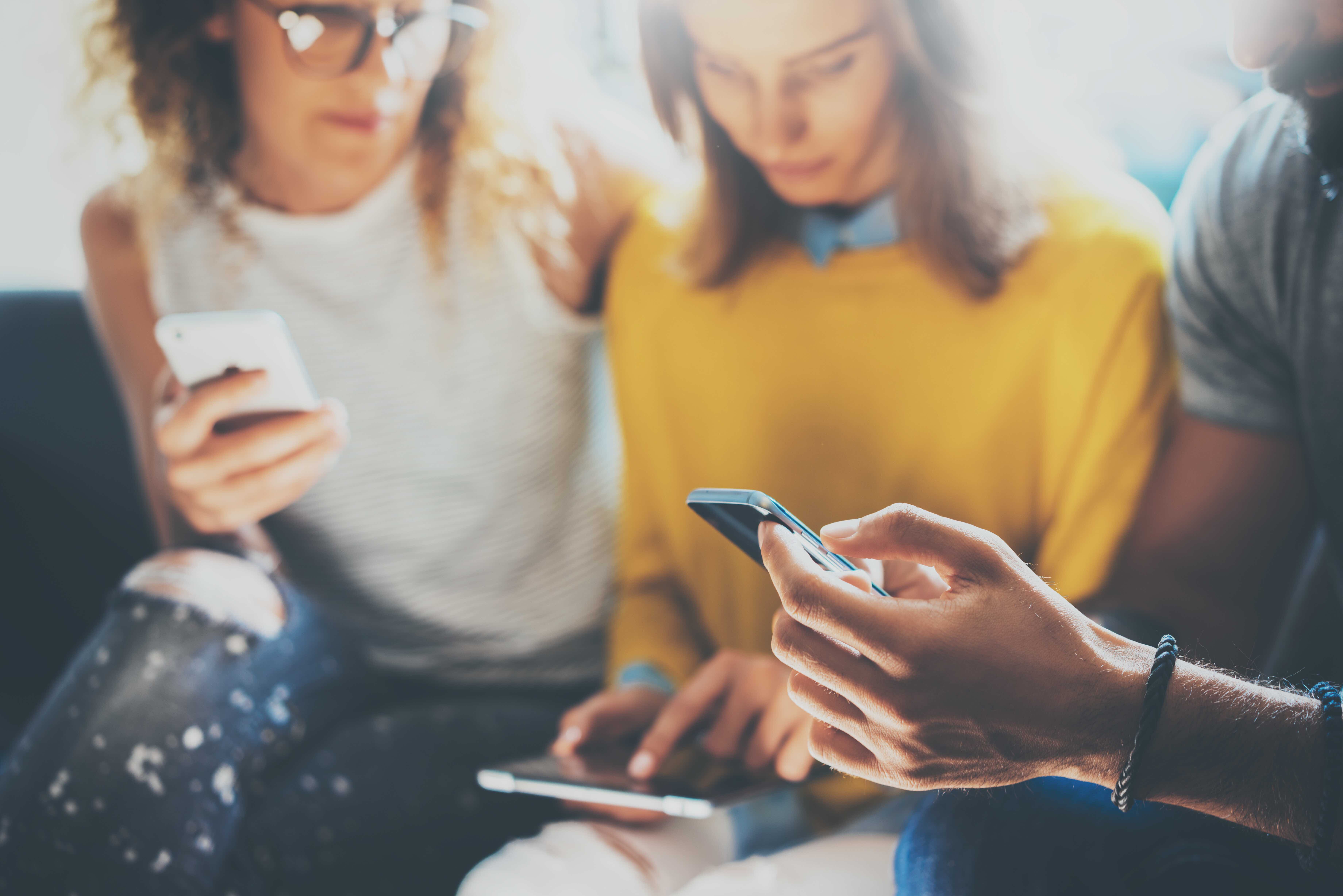 So many people are using. Группа разные люди. Девушка со смартфоном. So many people are using. In love but.