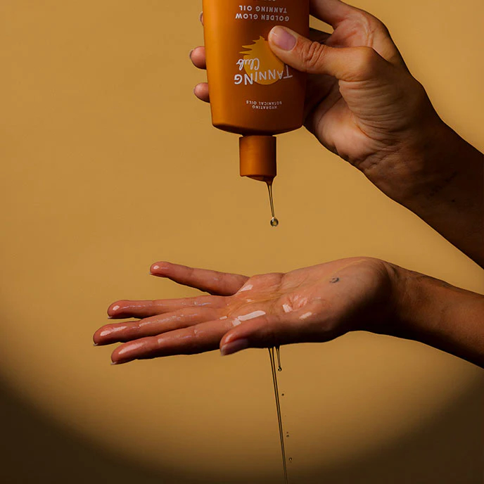 Tanning Club Goes For Bronze With Retro Beach-Loving Vibes